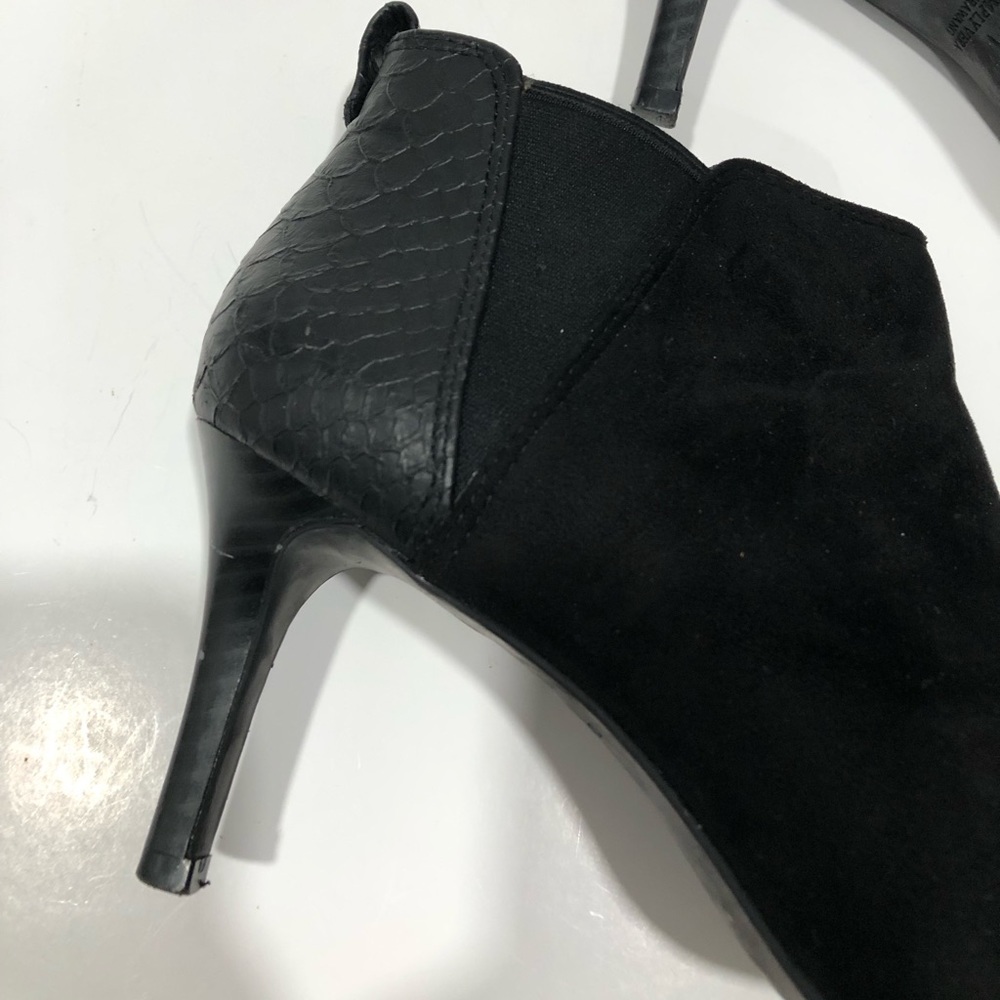Simply Vera Black Chelsea Booties - Picture 4 of 10